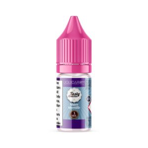 Flacon de e-liquide Mûre Myrtille 10ml de la gamme Tasty Collection par Liquidarom – arômes fruités et intenses de fruits des bois, dosage nicotine 3 mg, flacon avec bouchon rose sécurisé, étiquette bleue et violette au style vintage, e-liquide pour cigarette électronique sur fond blanc