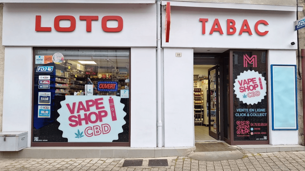 Photo de devanture du bureau de tabac Le Matimo à Aubenas. La façade est blanche et les lettres "loto" et "tabac" sont en rouges sur la devanture.